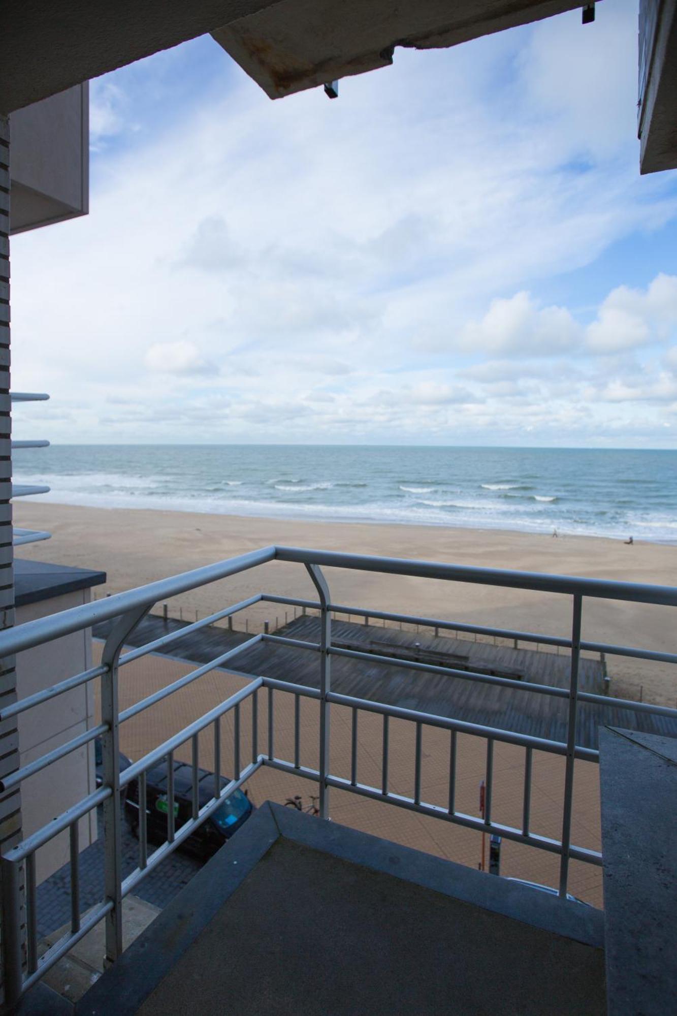 Bright Apartment With Sea View Остенде Екстериор снимка