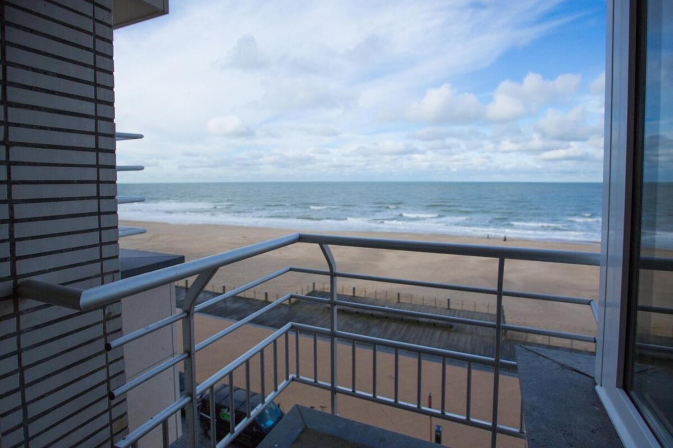 Bright Apartment With Sea View Остенде Екстериор снимка